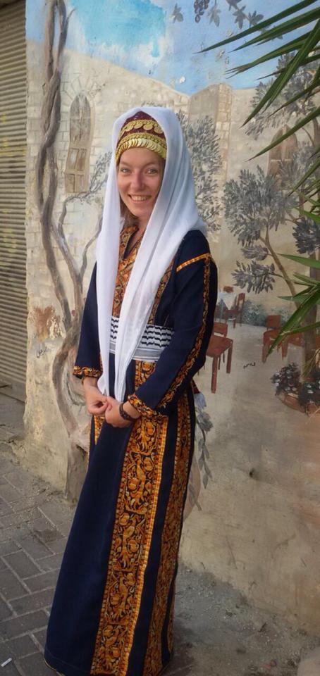 احدى السائحات ترتدي الثوب الفلسطيني في متجر شغل إيد لصاحبته رائدة كاكتوس دنيا ضاهر