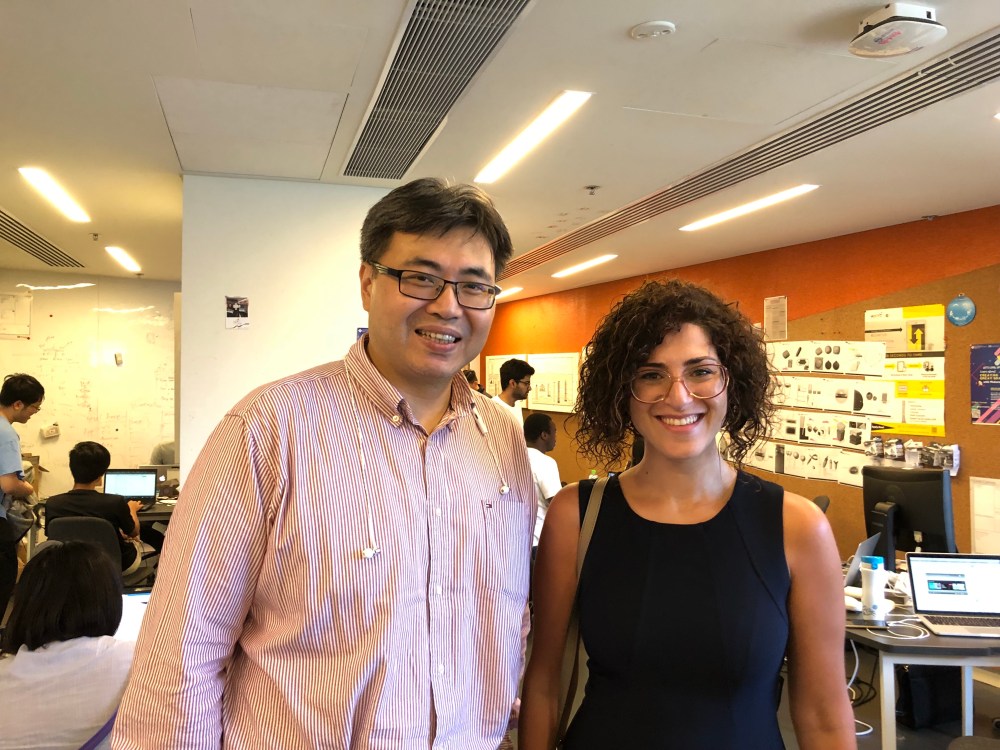 مؤسسة كاكتوس عرين شحبري برفقة ريموند شو، مدير مساعد معهد ريادة الأعمال في جامعة هونج كونج بوليتكنيك في مركز الابتكار في الجامعة