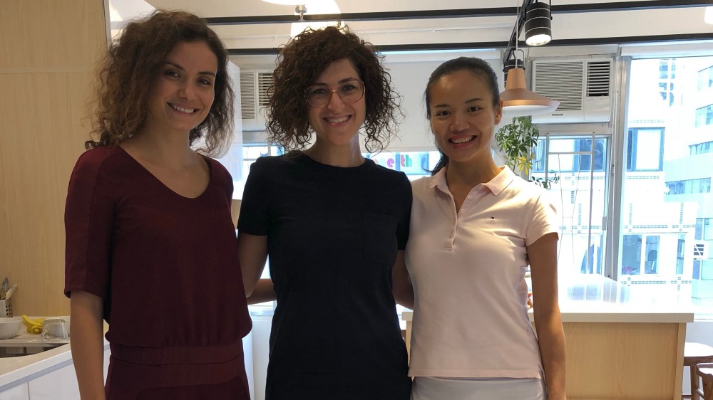 مؤسسة كاكتوس عرين شحبري، مع مؤسسة شركة رائدات الأعمال إنيس جافسي وشريكتها في مكتبها في هونغ كونغ