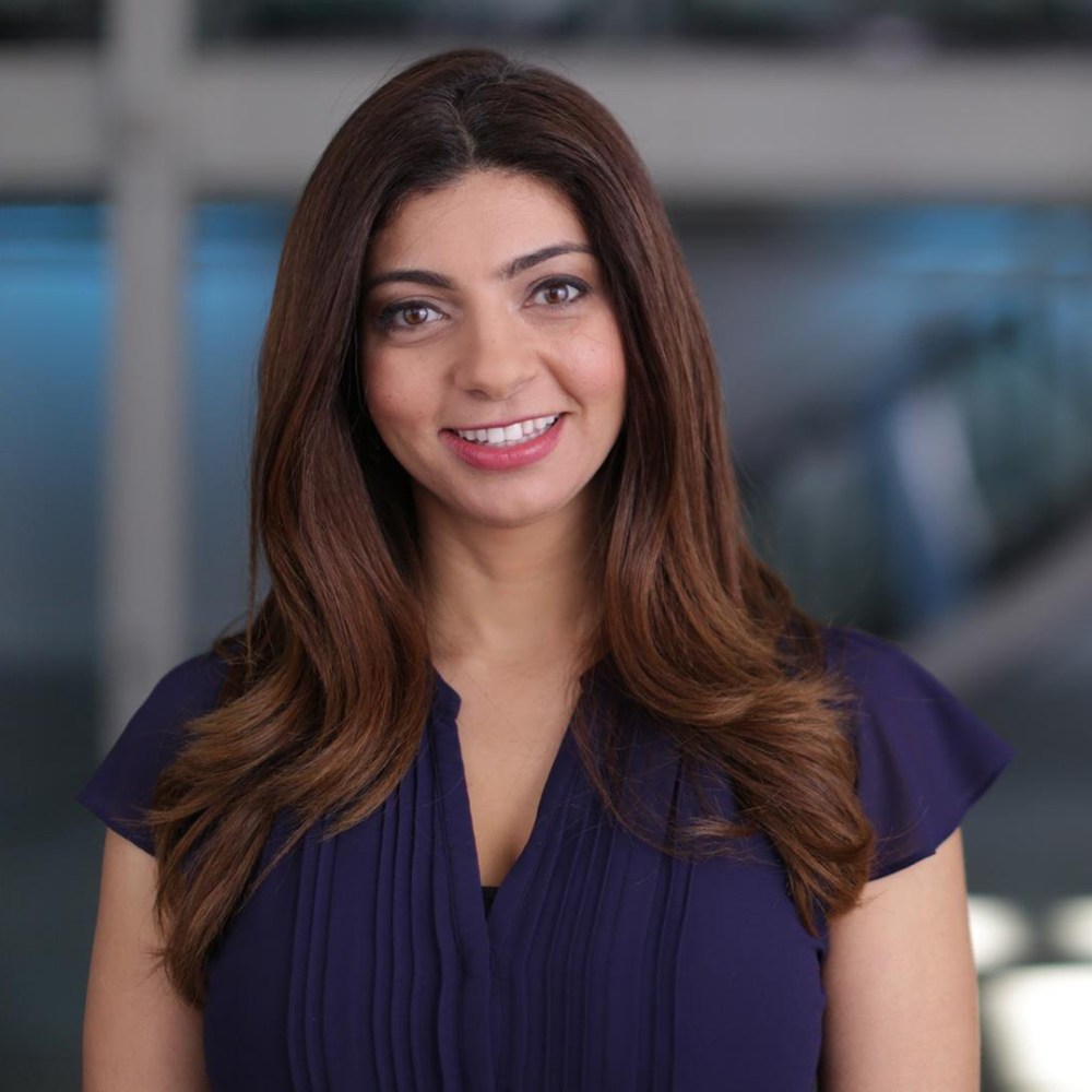 رنا القليوبي مهندسة و مخترعة مصرية ، أسست شركة أفكتيفا Affectiva بهدف تطوير "الذكاء العاطفي للأجهزة التكنولوجية". وهي شركة تعمل في مجال تحليل الشعور والانفعالات الإنسانية، والتي نشأت داخل مختبر معهد ماساتشوستس للتكنولوجيا. مصدر الصورة  PBS